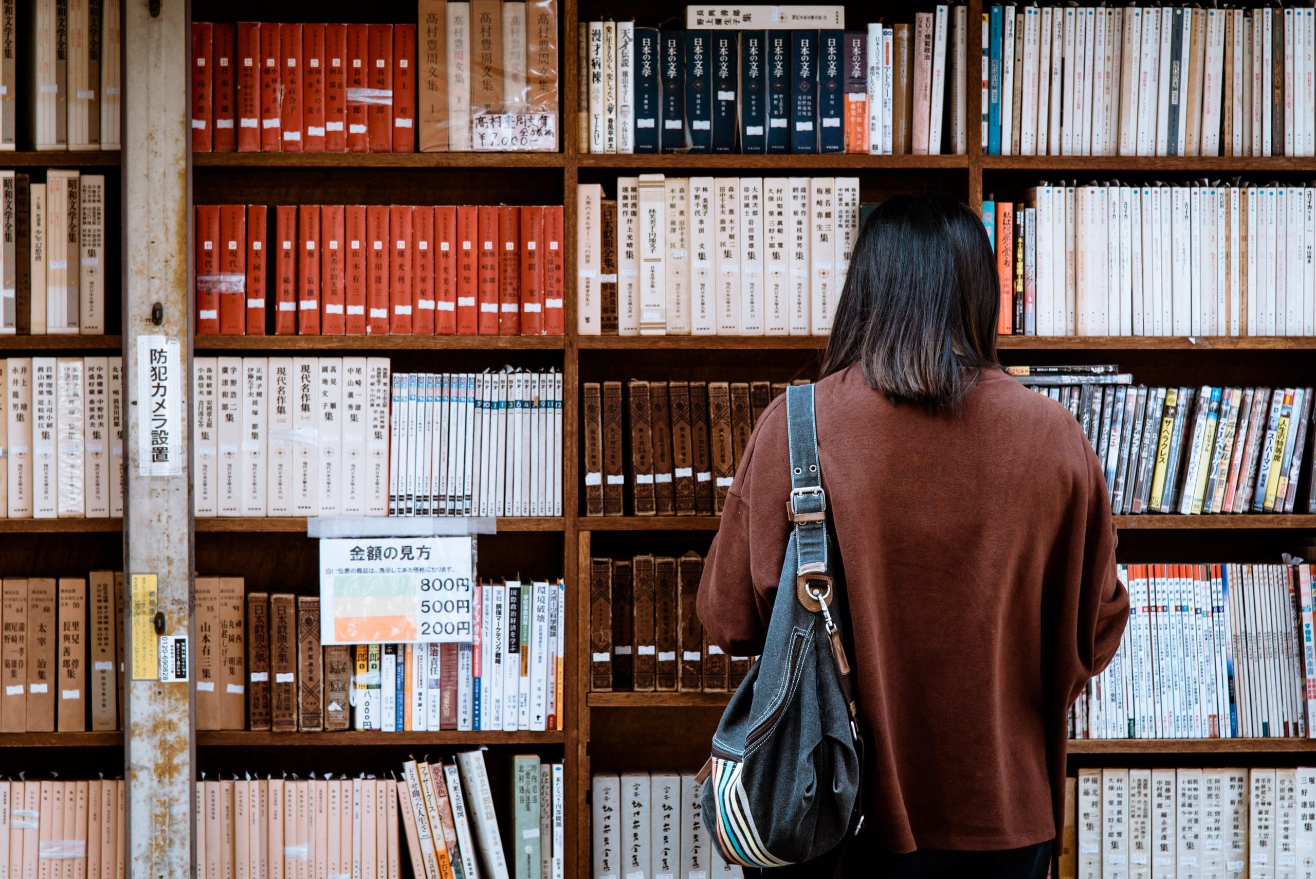 Une jeune taiwanaise lisant un roman dans une librairie