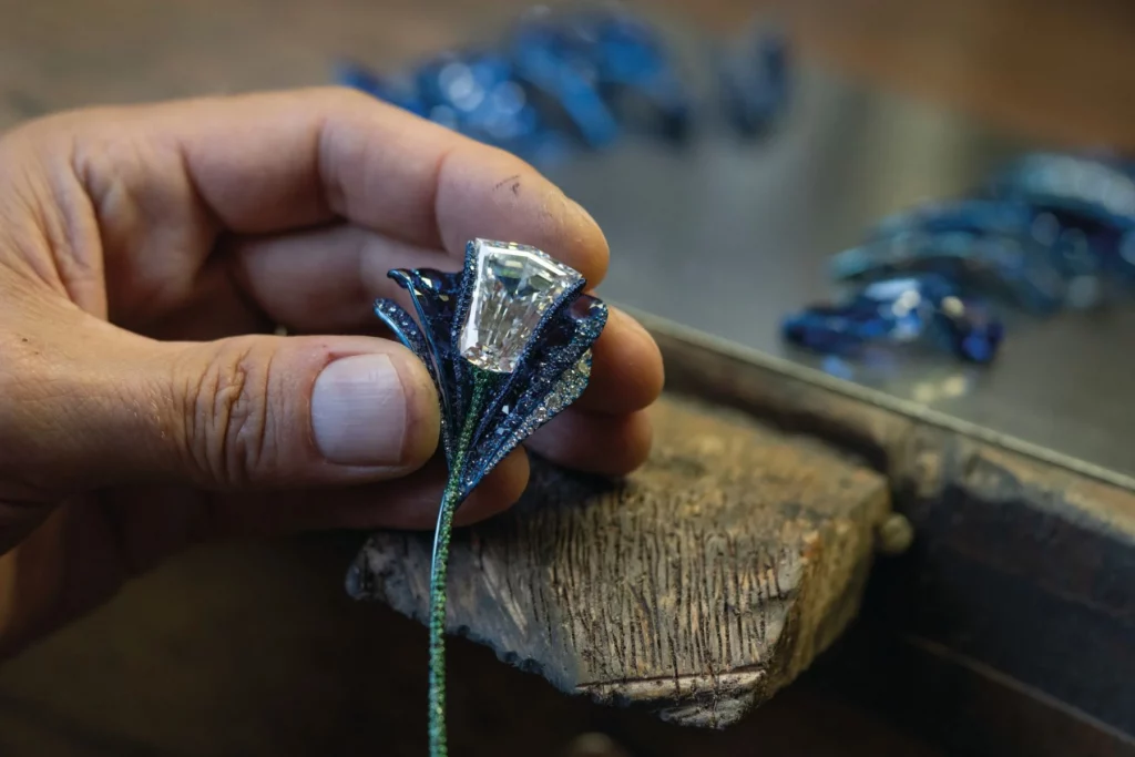 Artisan en plein travail dans l'atelier Art & Jewel de Cindy Chao