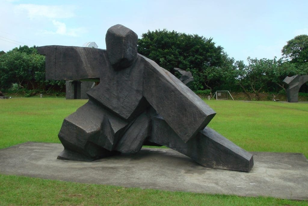 Une oeuvre monumental exposée dans le parc du musée juming