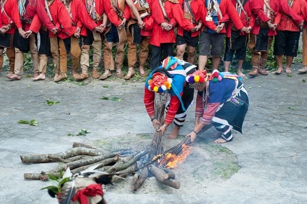 Le feux élément important des cérémonies de la tribu Tsou